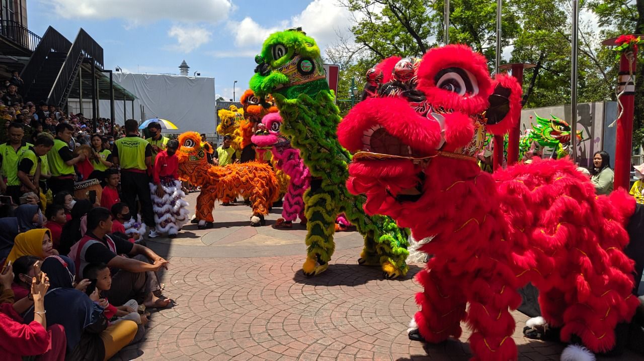 Atraksi Barongsai Meriahkan Pusat Perbelanjaan di Surabaya