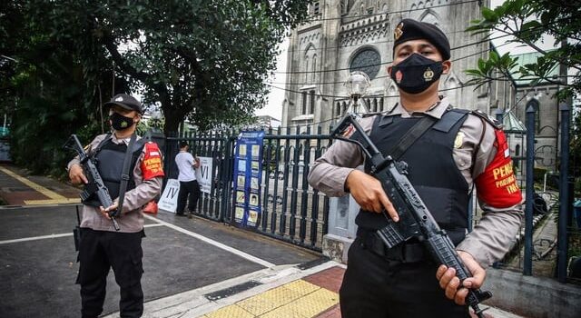 205 Polisi dan Gegana Amankan Gereja Katedral Jelang Paskah
