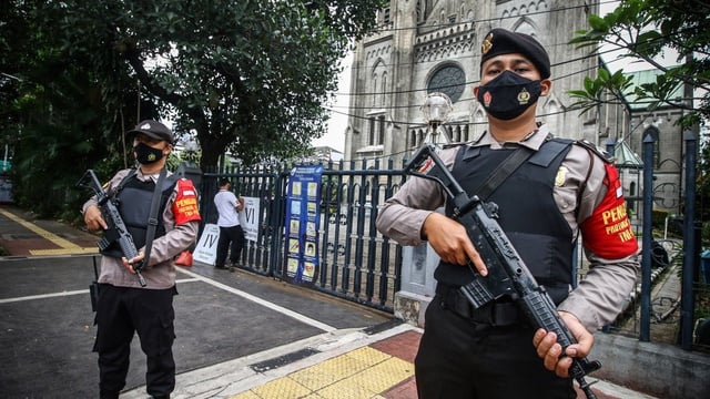 205 Polisi dan Gegana Amankan Gereja Katedral Jelang Paskah
