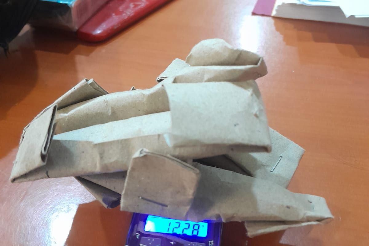 2 Pengedar Sembunyikan Ganja dalam Kertas Nasi, Ditangkap