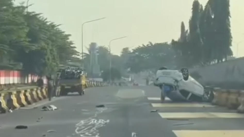 Brio Terbalik di Tol Sentul, Diduga Sopir Mengantuk