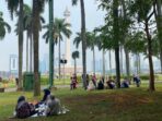 Warga Serbu Monas saat Libur Panjang untuk Piknik Seru