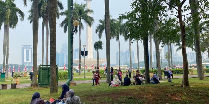 Warga Serbu Monas saat Libur Panjang untuk Piknik Seru