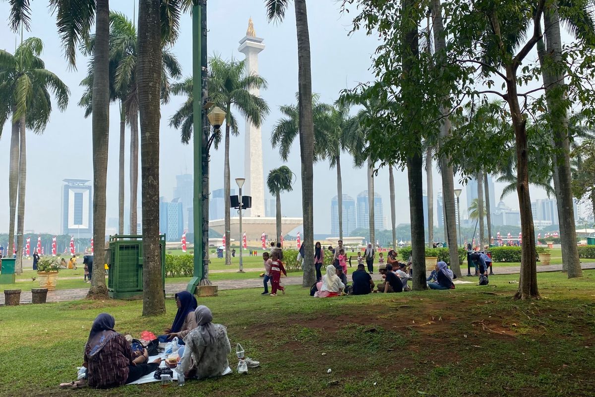 Warga Serbu Monas saat Libur Panjang untuk Piknik Seru