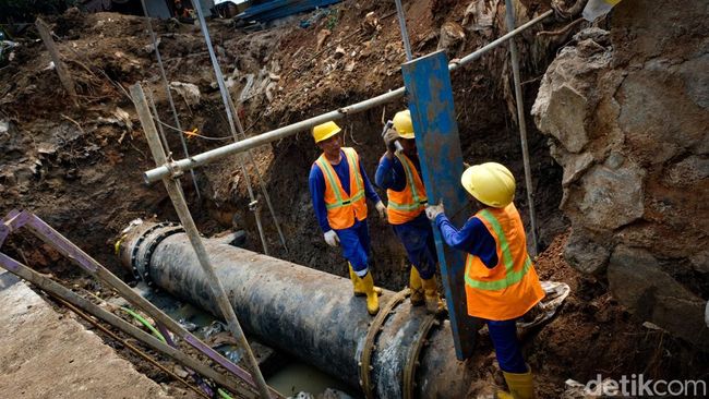Pipa PAM Jaya di Bekasi Bocor Hebat, Air Menyembur ke Udara