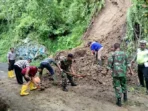 Longsor Tutup Jalan Malang-Lumajang, Lalu Lintas Lumpuh Total