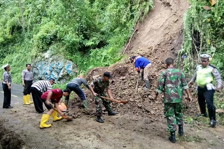 Longsor Tutup Jalan Malang-Lumajang, Lalu Lintas Lumpuh Total
