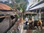 Tembok Apartemen di Tangsel Roboh, Timpa Rumah Warga