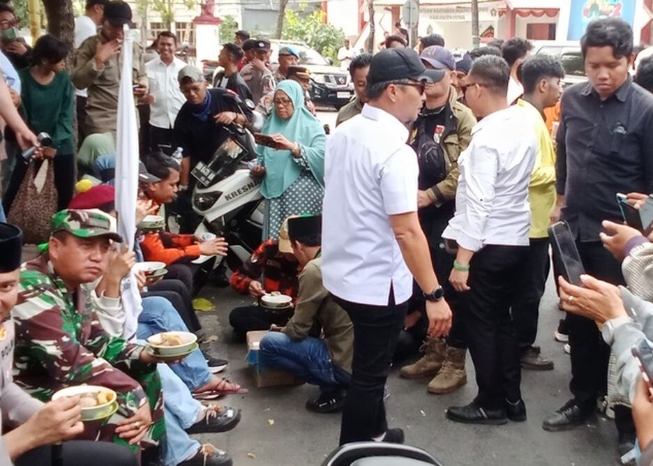 Mahasiswa dan Polisi di Demo Gowa Kompak Makan Bakso