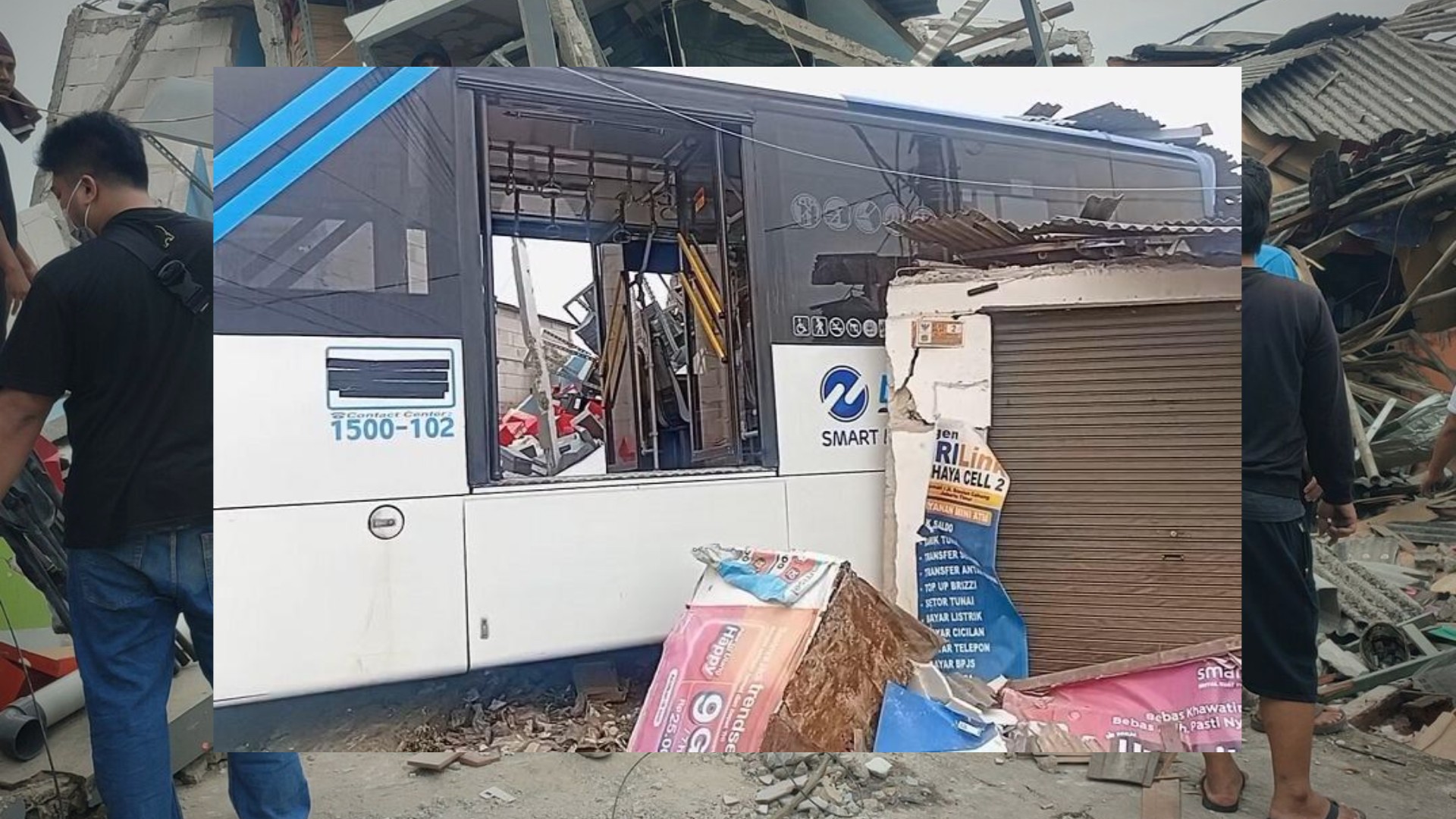 Bus Transjakarta Dugaan Rem Blong Tabrak Ruko di Cakung
