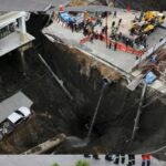 Jalan Amblas di Bangkok, Sinkhole Besar Rusak Mobil dan Listrik
