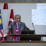 Mahathir Mohamad Masuk RS Usai Terjatuh di Kediaman