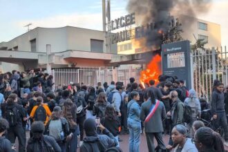 Demo Pelajar Prancis Ricuh, Sejumlah Sekolah Terbakar
